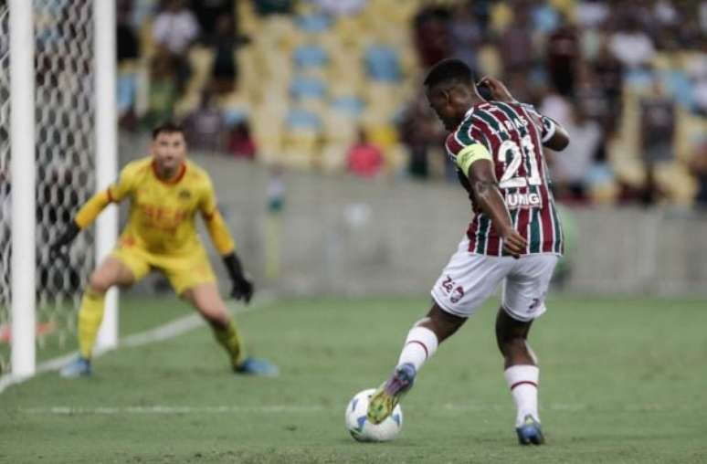 FOTO: LUCAS MERÇON / FLUMINENSE F.C - Legenda: Arias em ação pelo Fluminense na Sul-Americana