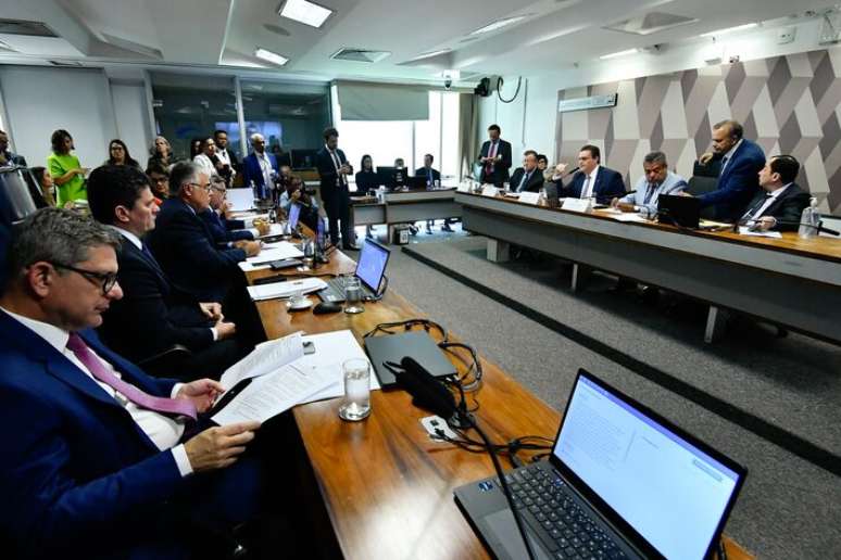 O ministro Wolney Queiroz participa de sessão da Comissão de Transparência, Governança, Fiscalização e Controle e Defesa do Consumidor (CTFC) do Senado