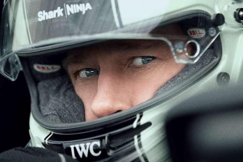 “F1” conta a história de um piloto veterano que volta a correr para apoiar seu companheiro de equipe e transformar o grupo em uma verdadeira potência 