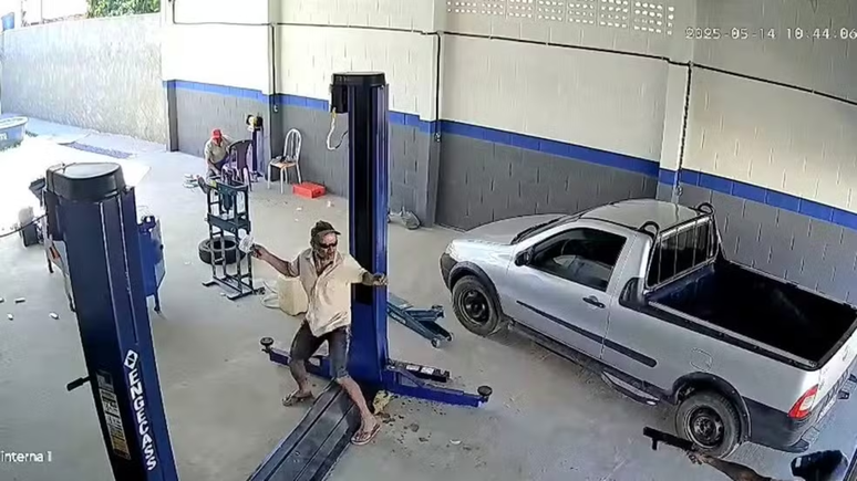 Homem é morto com espingarda após tentar furtar bateria de carro