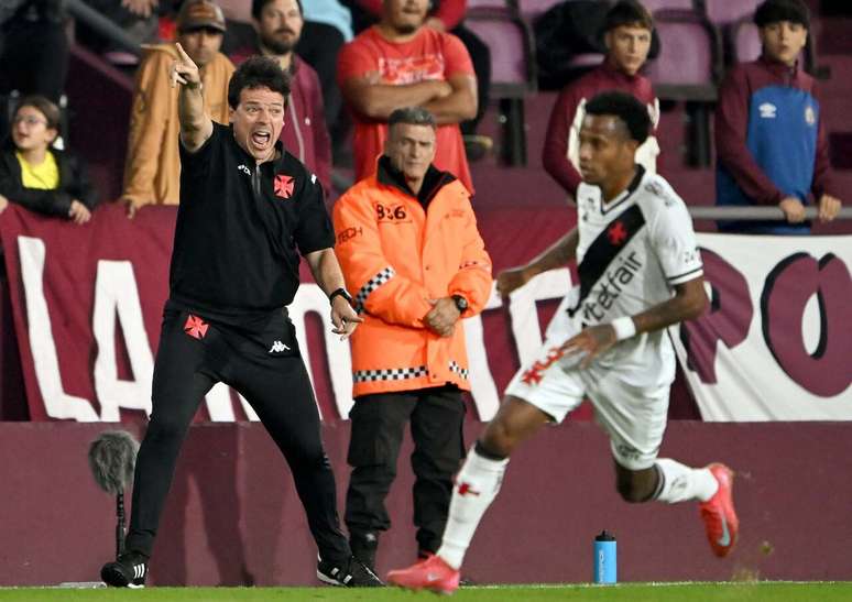 Fernando Díaz cara a cara con el terreno de la carretera de Vacoa contra Lanús -