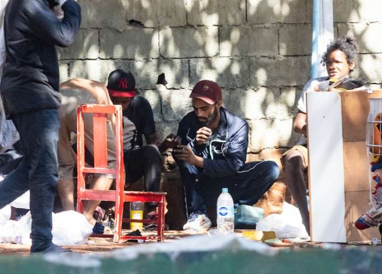 Um grupo de usu&aacute;rios concentrado pr&oacute;ximo &agrave; pra&ccedil;a Miguel Fortes, no Bom Retiro, regi&atilde;o central de S&atilde;o Paulo.