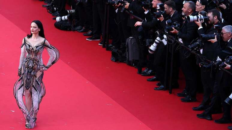Eva Green, membro do júri, compareceu ao tapete vermelho de Tipos de Gentileza com um look marcante e revelador