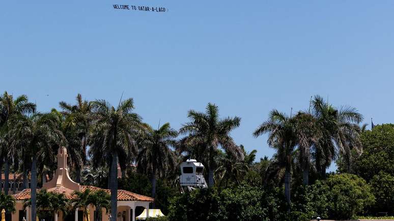 O Comitê Nacional Democrata sobrevoou com sua própria aeronave o resort de Trump na Flórida na quarta-feira, exibindo uma faixa com os dizeres: 'Catar-a-Lago'