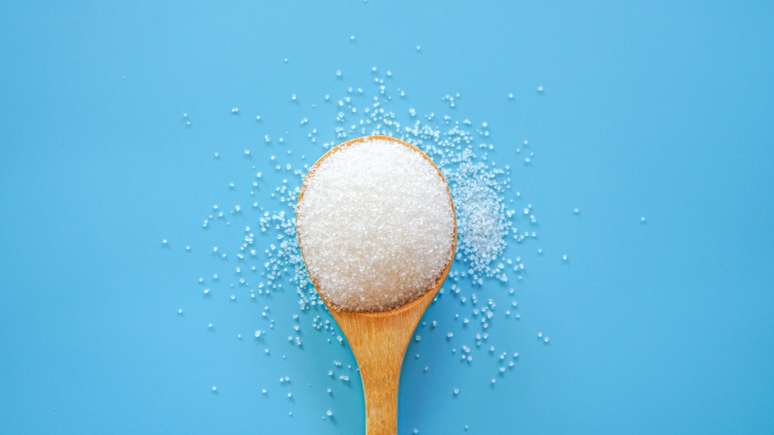 Descubra como fazer uma simpatia com açúcar para melhorar a convivência e resolver conflitos familiares com harmonia e espiritualidade.