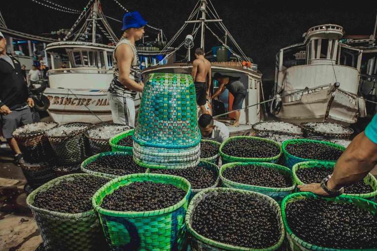 Barcos carregados chegam às feiras do açaí de Belém durante a madrugada