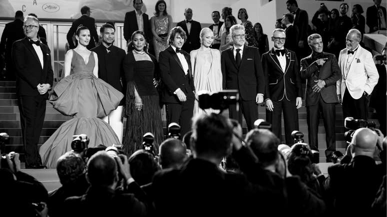 Eddie Hamilton, Hayley Atwell, Greg Tarzan Davis, Angela Bassett, Tom Cruise, Pom Klementieff, Christopher McQuarrie, Simon Pegg, Esai Morales e Erik Jendresen saem do tapete vermelho de "Missão Impossível - O Juízo Final" na 78ª edição anual do Festival de Cinema de Cannes, no Palais des Festivals, em 14 de maio de 2025, em Cannes, França. (Foto de Tristan Fewings/Getty Images)