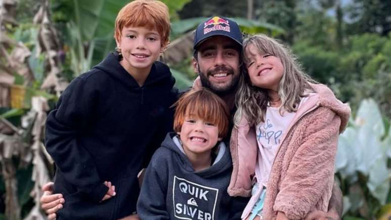Pedro Scooby mora com Dom no Brasil, enquanto Bem e Liz moram com a mãe em Portugal
