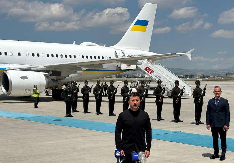 Presidente ucraniano, Volodymyr Zelensky, durante coletiva de imprensa ainda no aeroporto