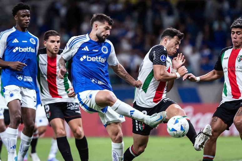 Lautaro tenta a finalização para o Cruzeiro, mas é bloqueado pela defesa do Palestino –
