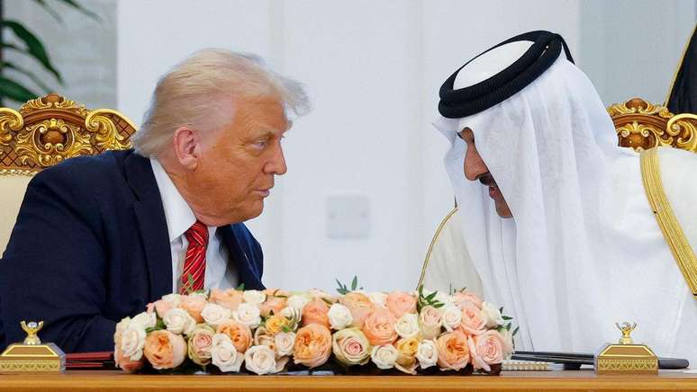 O presidente dos EUA, Donald Trump, e o emir do Catar, Tamim bin Hamad Al Thani, durante cerimônia de assinatura de acordos em Doha na quarta-feira (14/5)