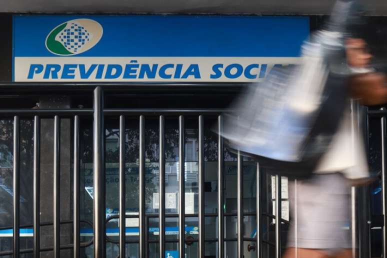 Em 2019, Bolsonaro assinou medida provisória para combater fraudes em benefícios da Previdência Social. Revalidação de mensalidades foi adiada duas vezes a pedido de associações e extinta pelo Congresso Nacional em 2022, com sanção de Bolsonaro.