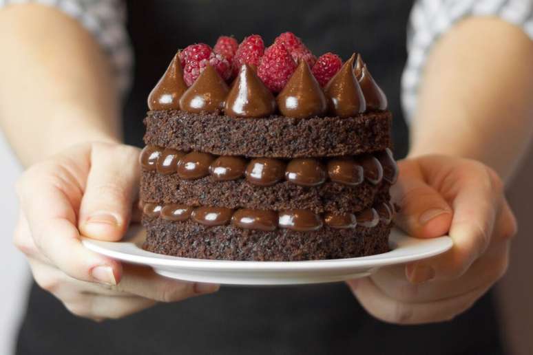 Os naked cakes são uma boa alternativa para substituir bolos completamente cobertos por chocolate 