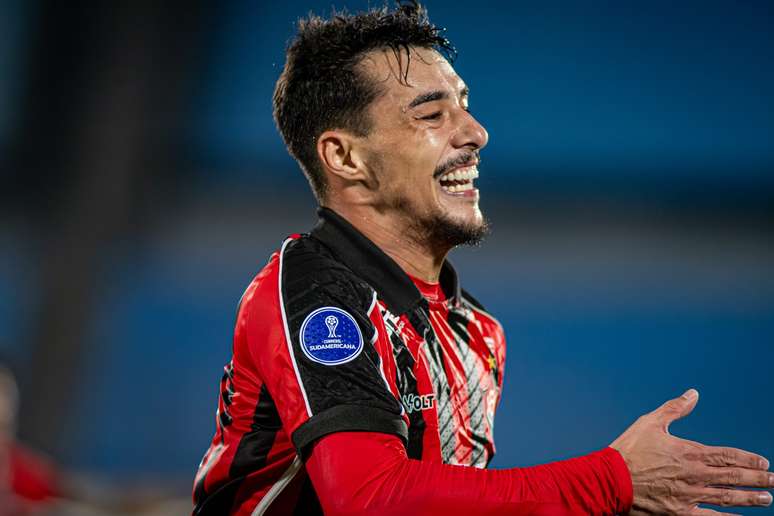 Claudinho comemorando a vitória do Vitória 