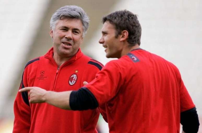 Photo by Lars Baron/Bongarts/Getty Images - Legenda: Shevchenko e Ancelotti em treino do Milan em 2005