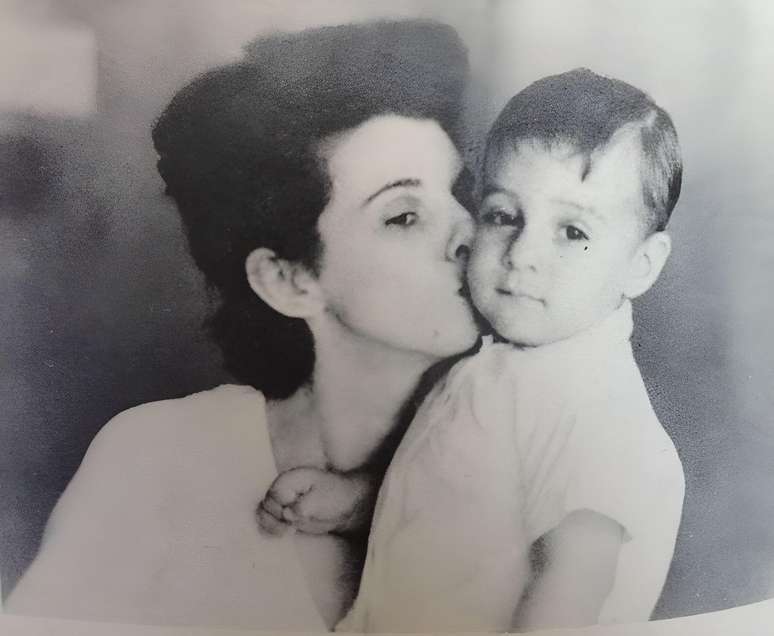 Janete Clair com o filho, Alfredo Dias Gomes, curador da exposi&ccedil;&atilde;o em homenagem ao centen&aacute;rio da m&atilde;e