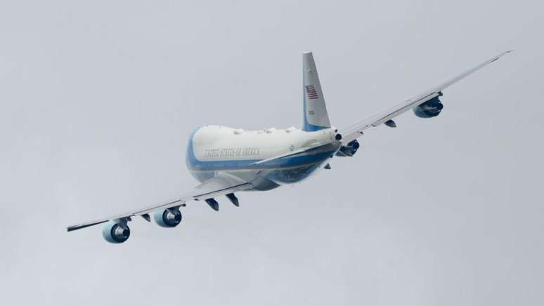 Um dos aviões antigos da frota do Air Force One, fotografado aqui decolando nos arredores de Washington em 2024