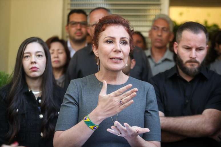 Coletiva da deputada Carla Zambelli (PL-SP), que faz pronunciamento sobre o julgamento e a condenação decididos pelo Supremo Tribunal Federal(STF). Ela está acompanhada de seu advogado Daniel Bialsky.