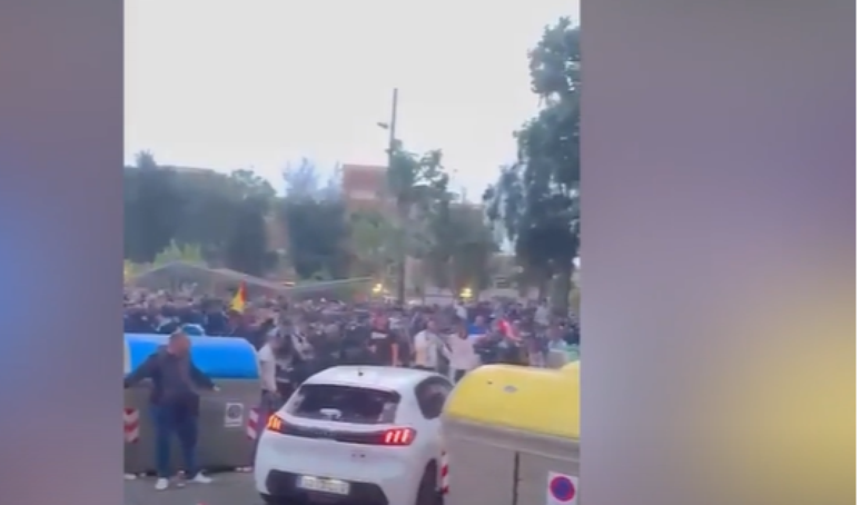 Video: the woman loses vehicle control and runs on fans before the Barcelona match Video: the woman loses vehicle control and runs on fans before the Barcelona match
