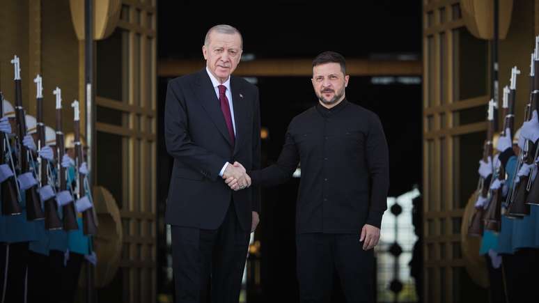 Encontro entre o presidente russo, Recep Tayyip Erdogan (esq.), e o presidente ucraniano, Volodymyr Zelensky (dir.)