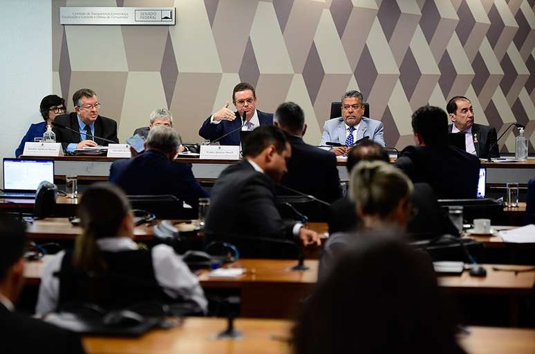 O ministro Wolney Queiroz está respondendo perguntas dos senadores sobre o esquema de fraudes no INSS