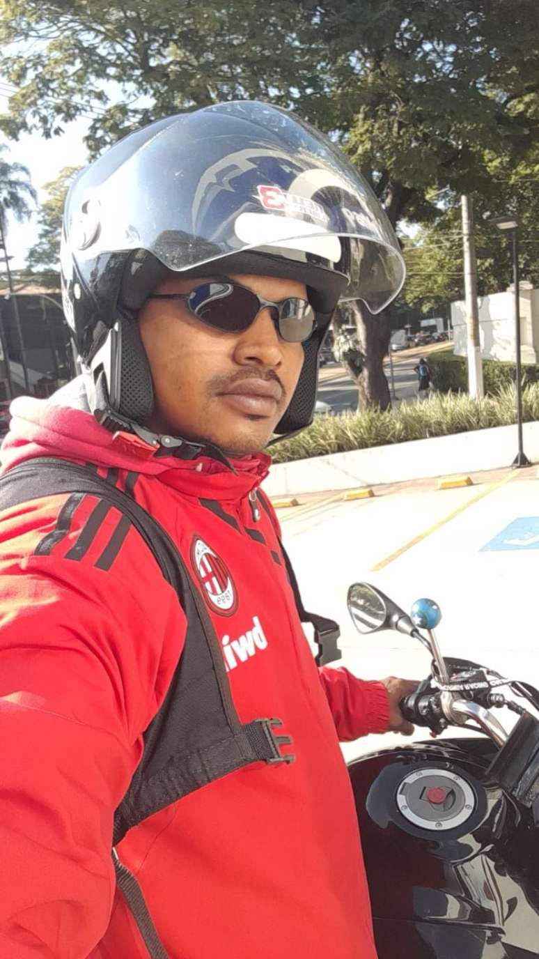 O entregador Douglas Melo apontas as confusões e riscos do transporte de passageiros, como trânsito e violência.