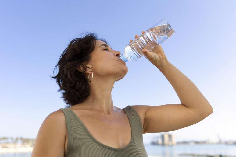 Drinking too much water help to avoid the urinary tract infection? The doctor replies