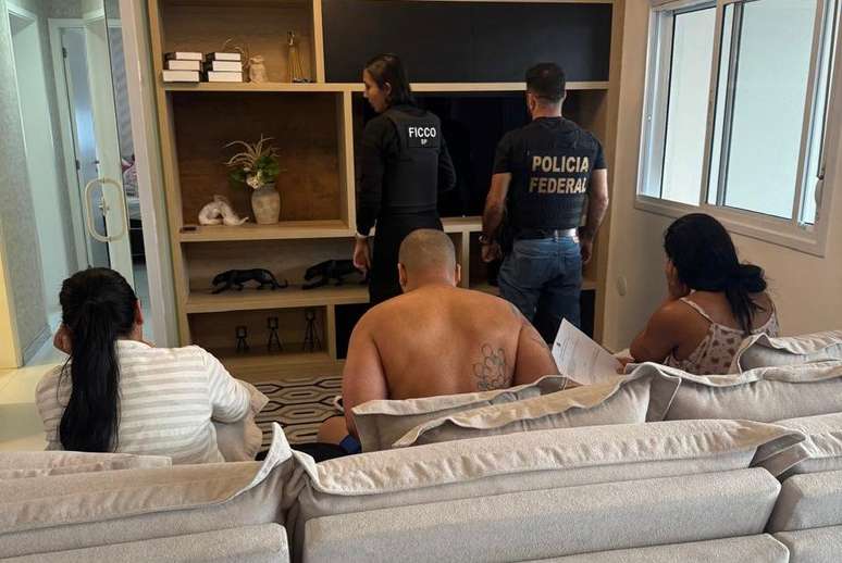 O homem tinha três mandados de prisão