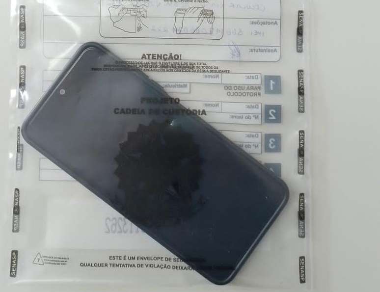 A Polícia Civil apreendeu um celular do professor que continha os conteúdos pornográficos