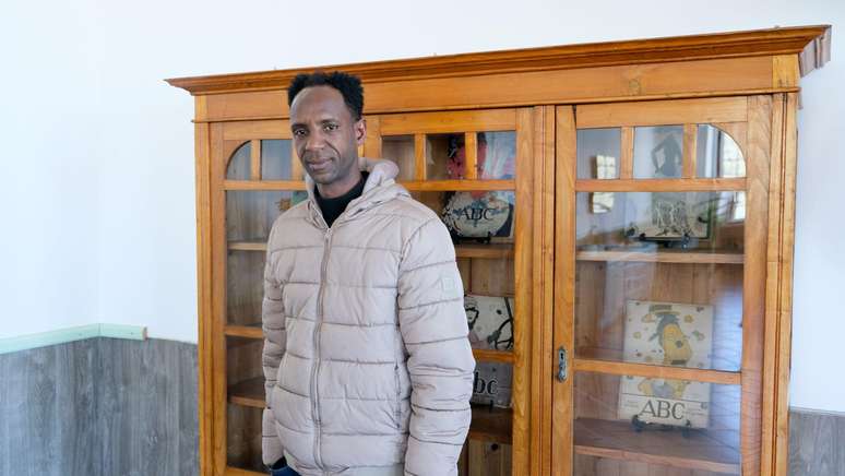 'Foram 12 horas num barco com 49 pessoas... muito, muito perigoso', lembra Diallo Alhassane, sobre a travessia do Mediterr&acirc;neo antes de chegar ao Fund&atilde;o