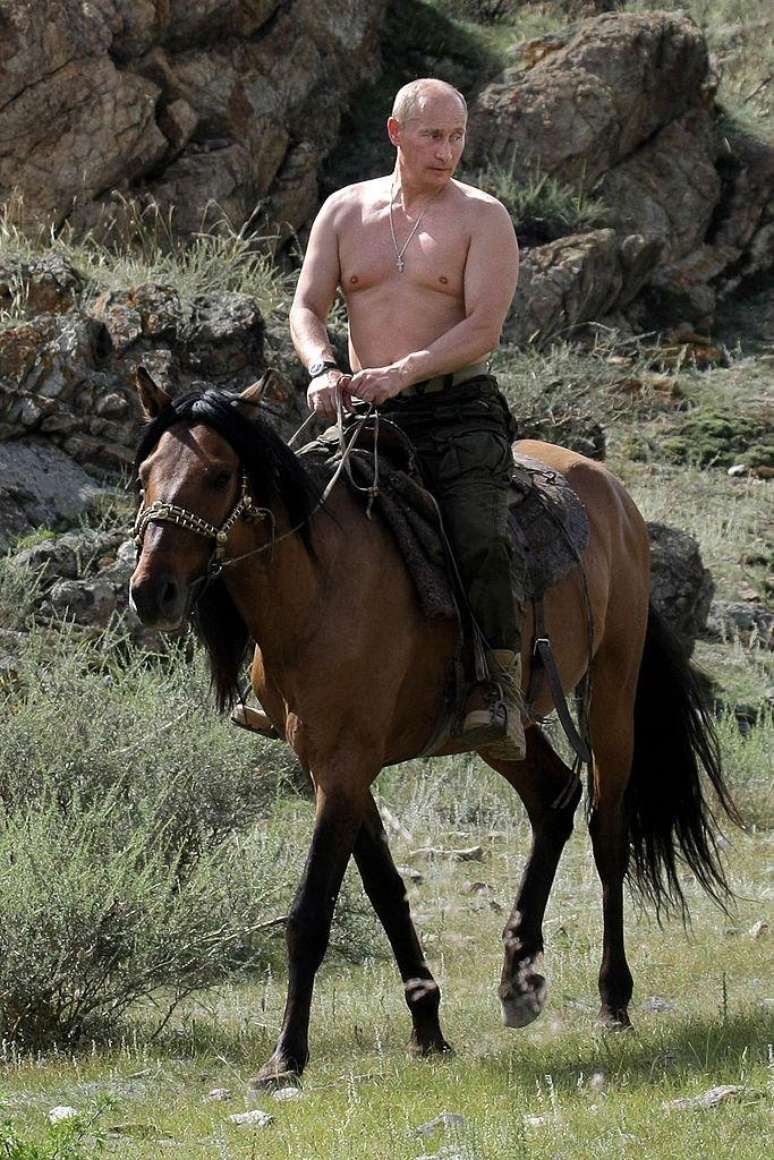 Vladimir Putin em cavalo na Sib&eacute;ria em 2009