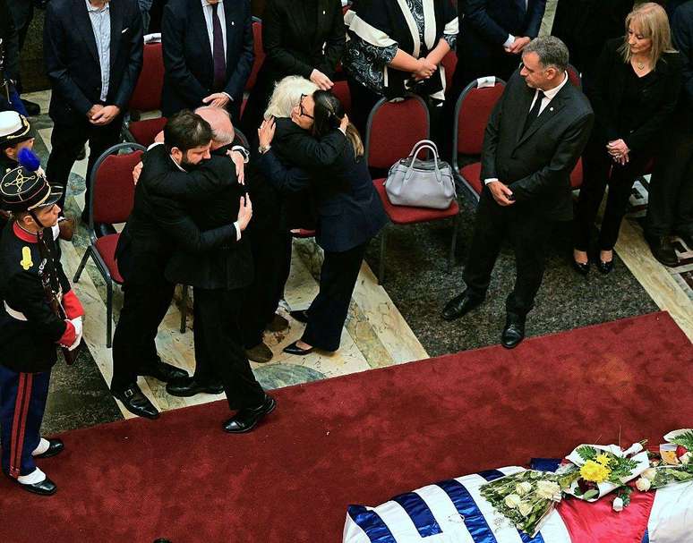 Lula deu um grande abraço em seu colega Gabriel Boric ao chegar ao velório