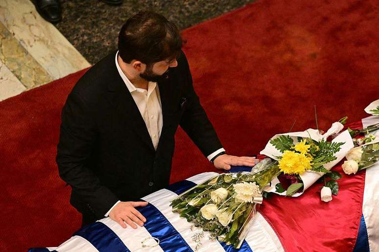 O presidente chileno Gabriel Boric viajou a Montevidéu para se despedir do ex-presidente Mujica.