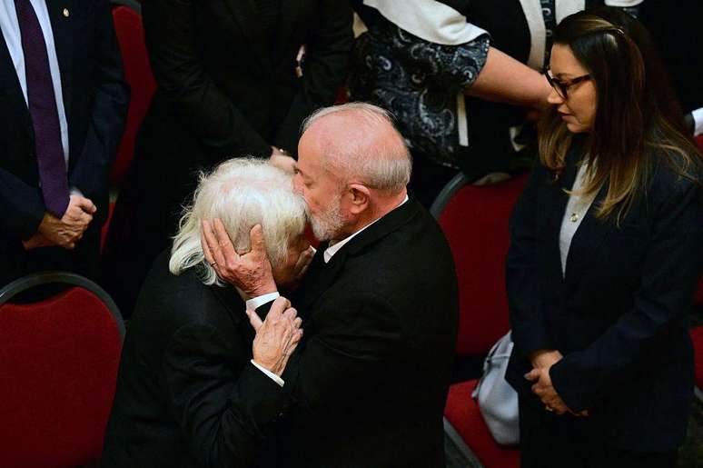 Lula abraçou e beijou a esposa de Mujica e ex-vice-presidente do Uruguai, Lucía Topolanksy