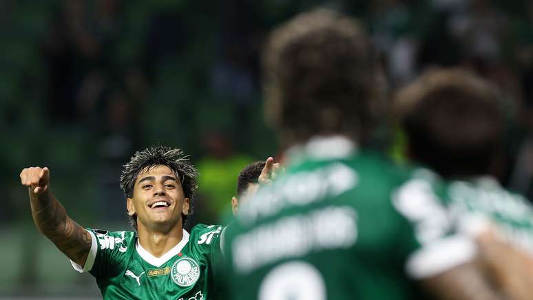 Torturs Tortus, jugador de Docaruras, celebra dos goles como partido.