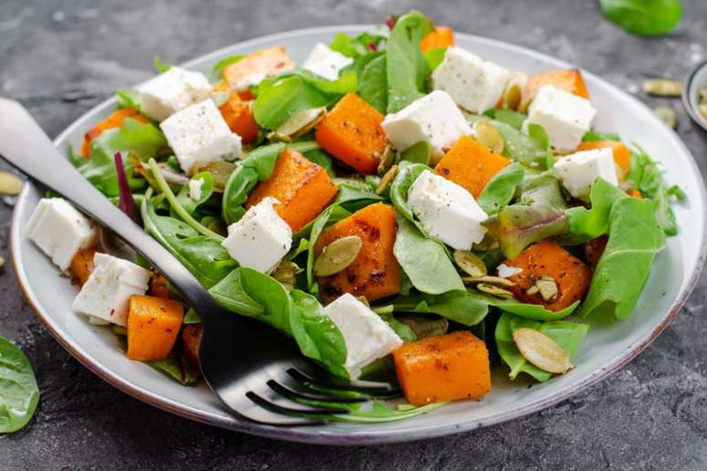 Salada de abóbora com rúcula e queijo feta 