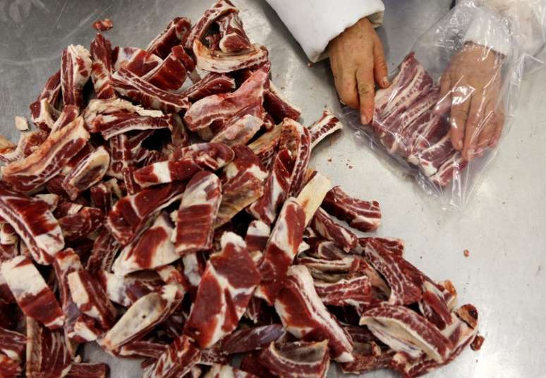 Trabalhador embala carne em frigorífico da Marfrig em Promissão (SP)
7/10/2011 REUTERS/Paulo Whitaker/Arquivo