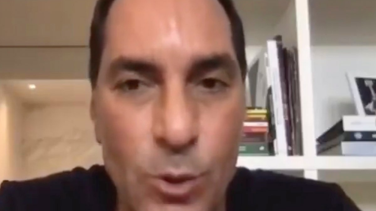 Infiel! Ex-jogador comete gafe e admite traição à esposa durante live: 'Já traí, verdade'