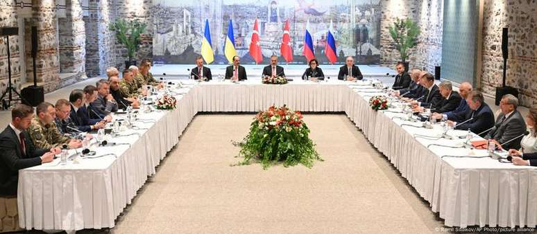 As delegações ucraniana (esquerda) e russa (direita) reunidas em Istambul