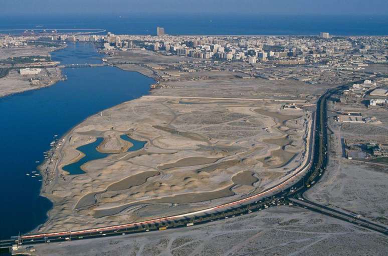 Vazios começando a ser preenchidos na cidade de Dubai em 1991