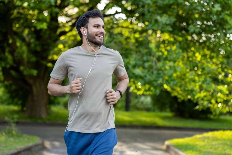 The practice of physical activity helps to control high blood pressure The practice of physical activity helps to control high blood pressure