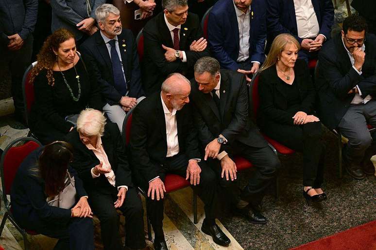 Lula compareceu ao velório com Janja, que também conversou com a esposa de Mujica, Lucía Topolansky.