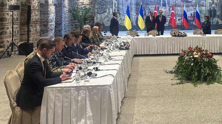 Imagem tirada pelo ministro das Relações Exteriores da Ucrânia mostrando a delegação de seu país durante uma rodada de negociações sobre a guerra na Ucrânia, em 16 de maio de 2025, em Istambul.
