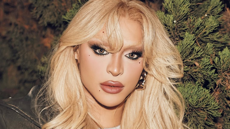 Pabllo Vittar puts disassembled and shows the flat belly in the photo of towels