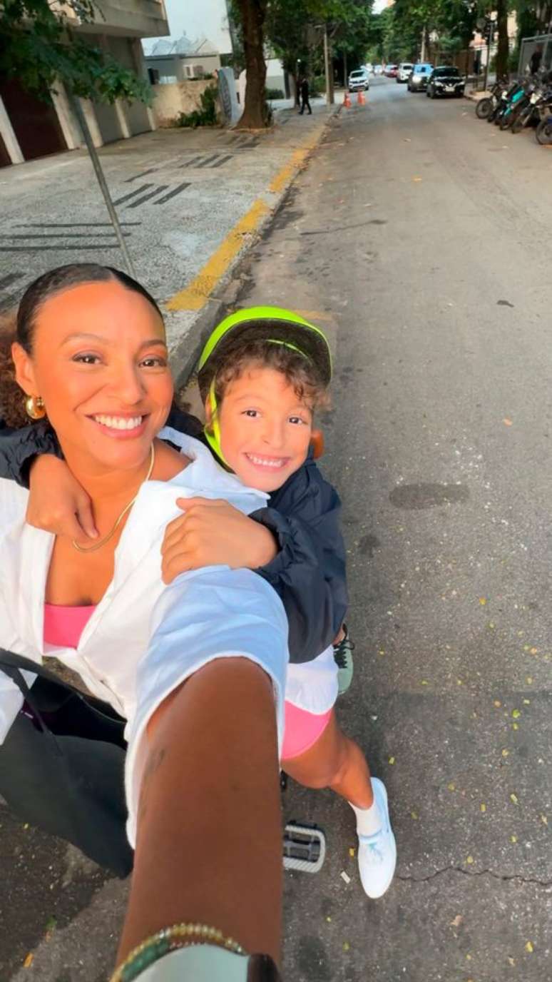 Sheron Menezzes relata susto em acidente do filho com moto elétrica