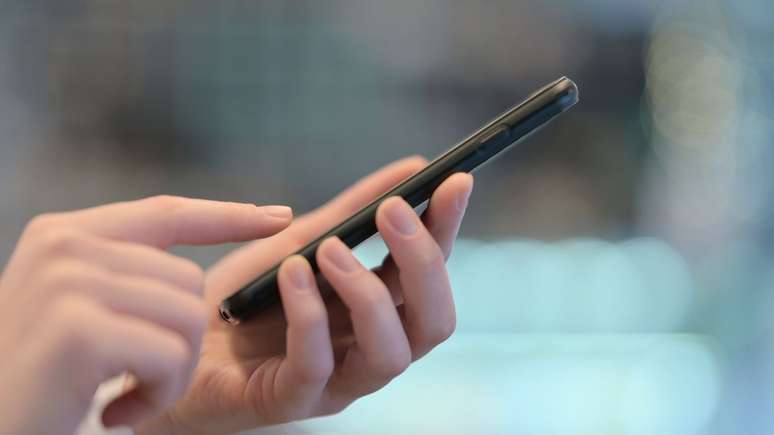 Mulher segurando smartphone