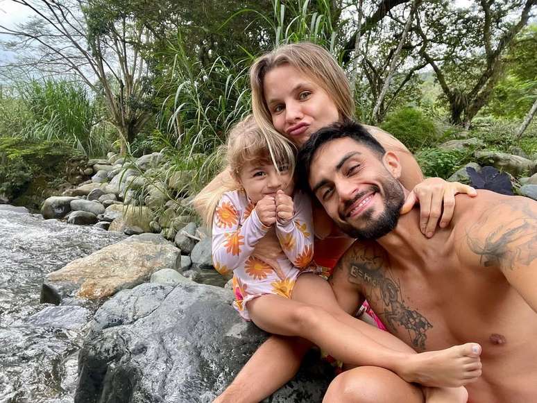 Daniela Carvalho, seu namorado e sua filha