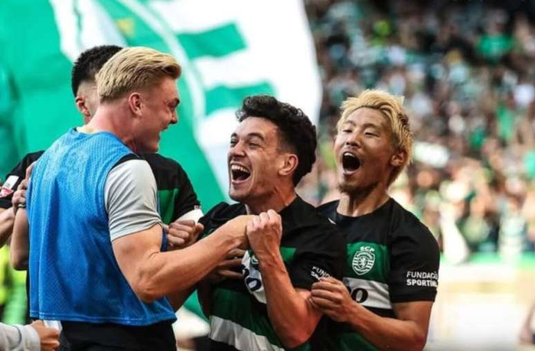 Torcida do Sporting faza festa. Desde os anos 50 que o time nçao vencia dois titulos porugueses em sequeência –