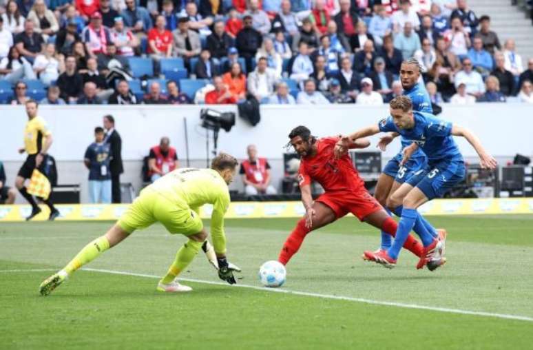 Alex Grimm/Getty Images - Legenda: Gnabry, do Bayern Munique, disputa a jogada com Arthur Chaves, do Hoffenheim