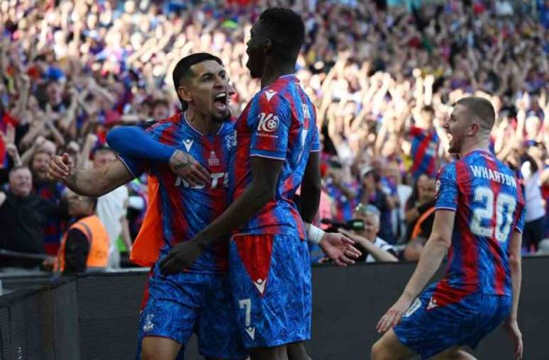Eze marca o único gol da partida, que deu o título ao Crystal Palace – Shaun Botterill/Getty Images